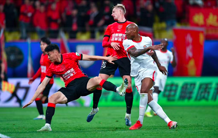 国际足联官方中文网站-1-0！中场核心角球破门一剑封喉 上赛季第3两连胜领跑中超|罗慕洛|成都|牟鹏飞|韦世豪|杨明洋_新浪体育_新浪新闻